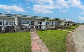 Chalet For Hire At Rainbows End Near A Beautiful Norfolk Beach Ref 31039R